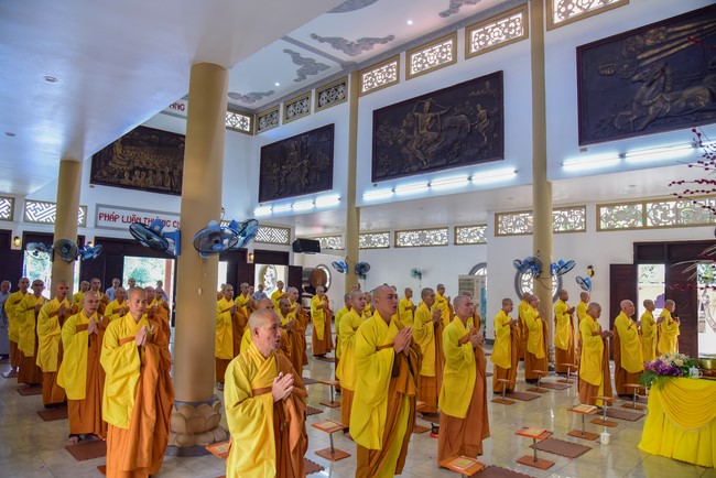 Pratimoksa commandment rite and precept listen at Hoang Phap pagoda